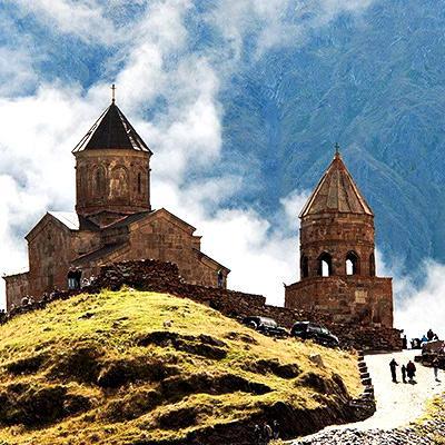 تور گرجستان: کلیسای ترینیتی گرگتی، جاذبه ای پنهان در کوه های گرجستان