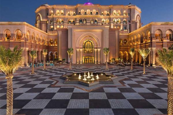 تور ارزان دبی: 130 هزار دلار هزینه نصب برگ های طلا به سقف هتل قصر امارات